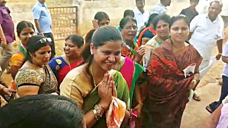 Ms Smitha Rakesh, widow of late Rakesh Siddaramaiah campaigned for her father-in-law CM Siddaramaiah in Chamundeswari on Wednesday. Rakesh, elder son of the CM passed away a couple of years ago. 	(Photo:DC)