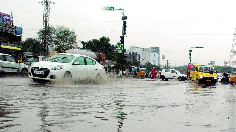 Vehicles ply through water clogged roads in the city on Thursday.  (Photo:DC)