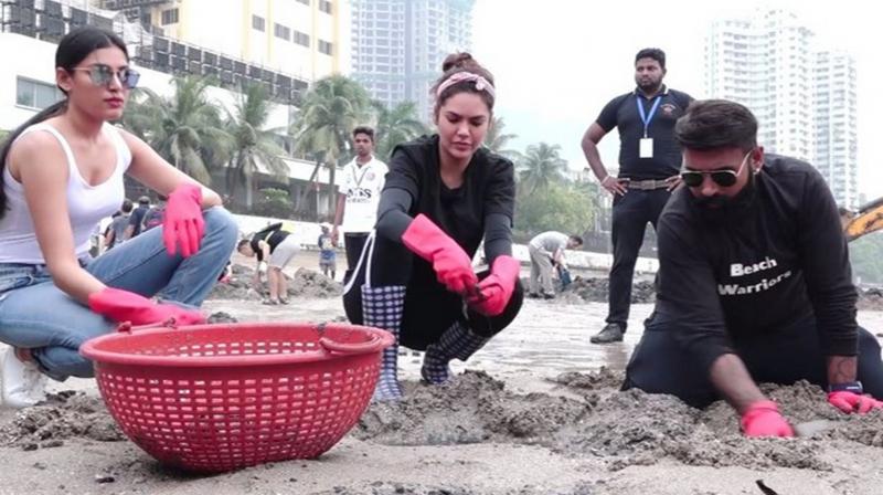 Esha Gupta joins celebration of 100th week of Dadar Beach Cleanup programme