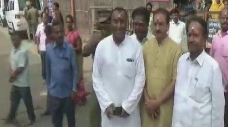 PM\s brother Pankaj Modi visits Madurai Meenakshi temple