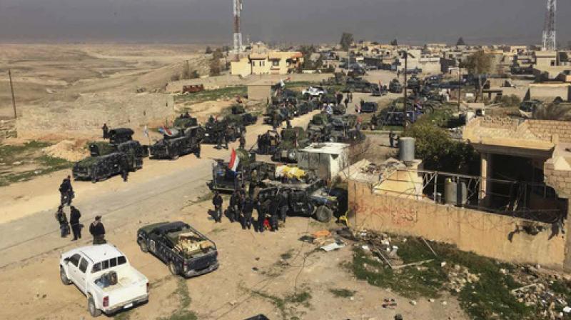 Iraqi Federal police forces advance towards the western side of Mosul. (Photo: AP)