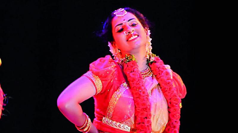Chetana Uttej performing Ashtavidha Nayikas on stage.