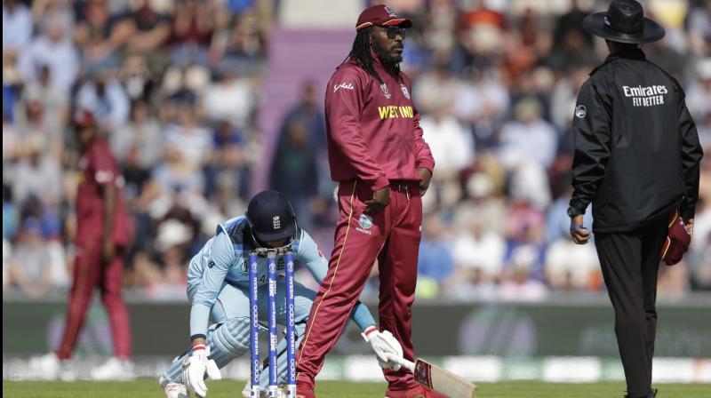 Chris Gayle dances and entertains players and the audience; Watch video