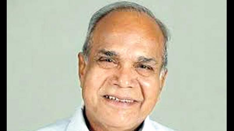 Tamil Nadu Governor Banwarilal Purohit on Friday held discussions with top Cuddalore district officials and took part in a cleanliness drive as part of the Swacch Bharat initiative.