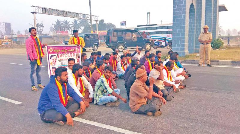 Vehicular movement between Tamil Nadu and Karnataka was stopped due to the statewide bandh over the Mahadayi river water issue in that state.