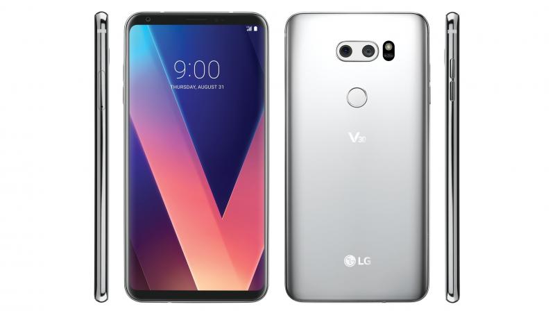 As seen from the photo, the LG V30 seems to be a matured iteration of the G6, albeit with a bigger FullVision display.