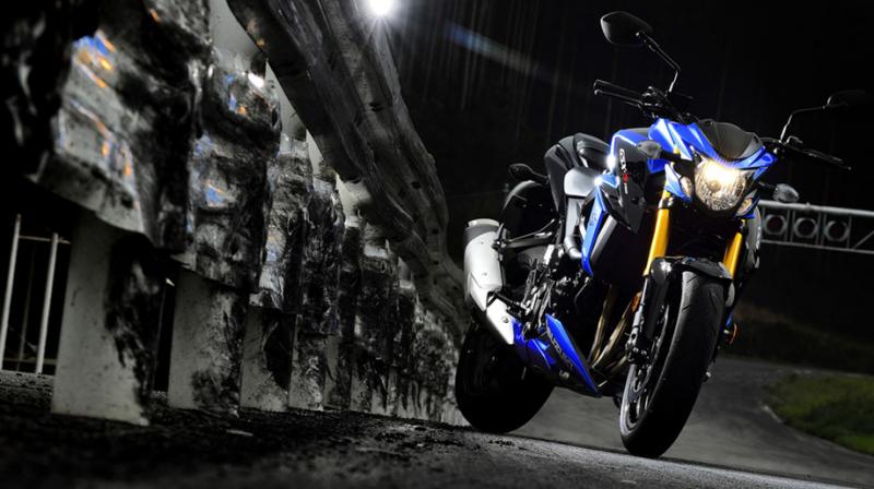 GSX-S1000, featuring muscular streetfighter looks and razor-sharp body lines.