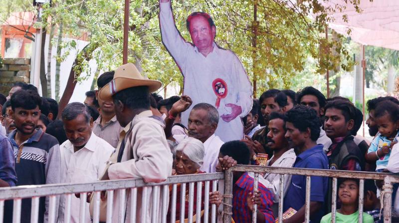 Bengaluru: Thousands pay tribute to Annavaru
