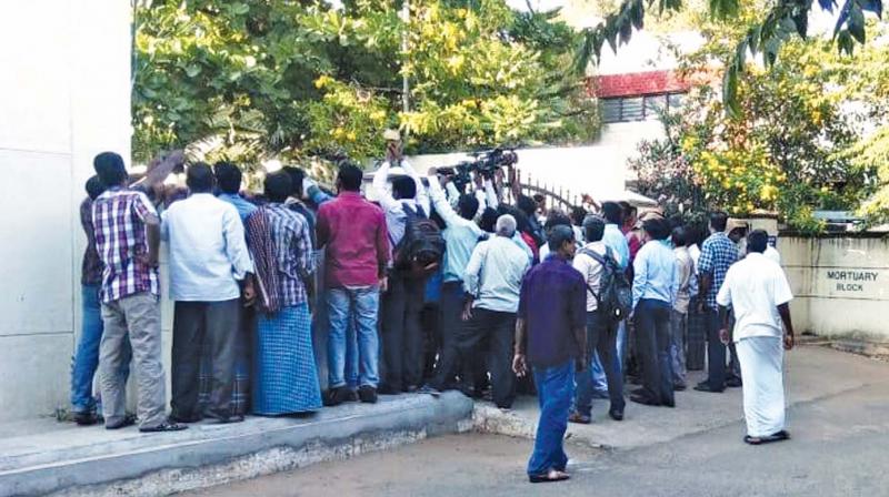 Relatives of the victim protesting before Dharmapuri government hospital.(Photo: DC)