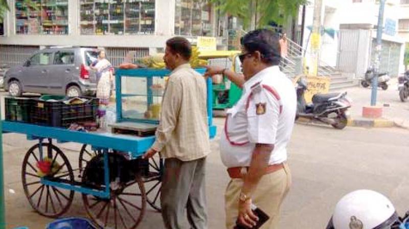 Bengaluru: Traffic police oust footpath encroachers