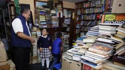 Cambodian garbage collector stores discarded books so that poor children can read - Deccan Chronicle