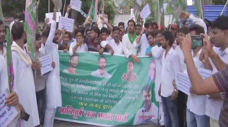 RJD student wing protests against Bihar government over encephalitis deaths