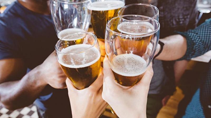 Young adults need to be aware that the consequences of repeated binge drinking may harm their hearts (Photo: AFP)