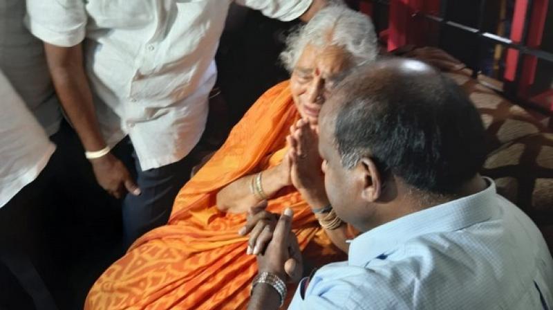 HD Kumaraswamy meets mother of arrested Cong leader Shivakumar