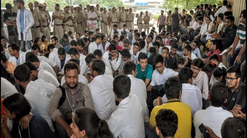 Agitating AIIMS doctors call off strike after meeting with Dr Harsh Vardhan