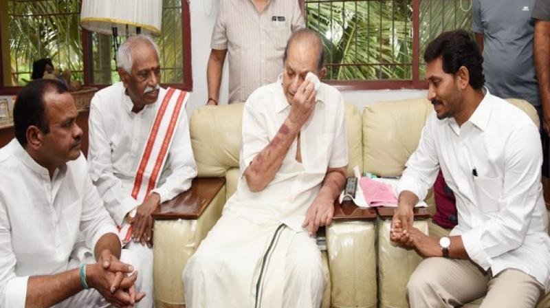 AP CM Jagan Reddy, ex-Union Minister Dattatreya pay tributes to Vijaya Nirmala