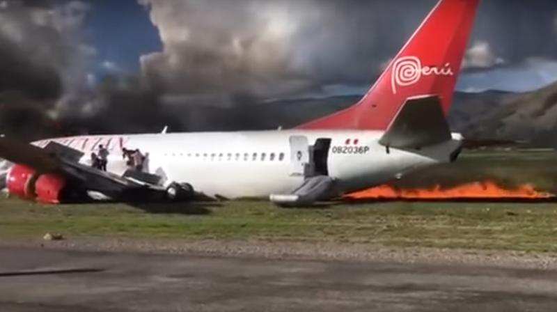 The video also shows thick plumes of black smoke above the 737. (Photo: Screengrab)