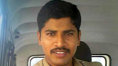 Bengaluru: Traffic cop helps driver in distress, draws applause - Deccan Chronicle