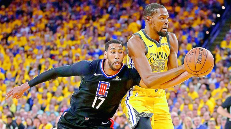 Golden State Warriors clip Los Angeles Clippers wings on Kevin Durant dunk