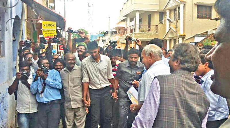 Tamil Nadu governor Banwarilal Purohit interacts with the public  in Tirunelveli on Wednesday. (Photo: DC)