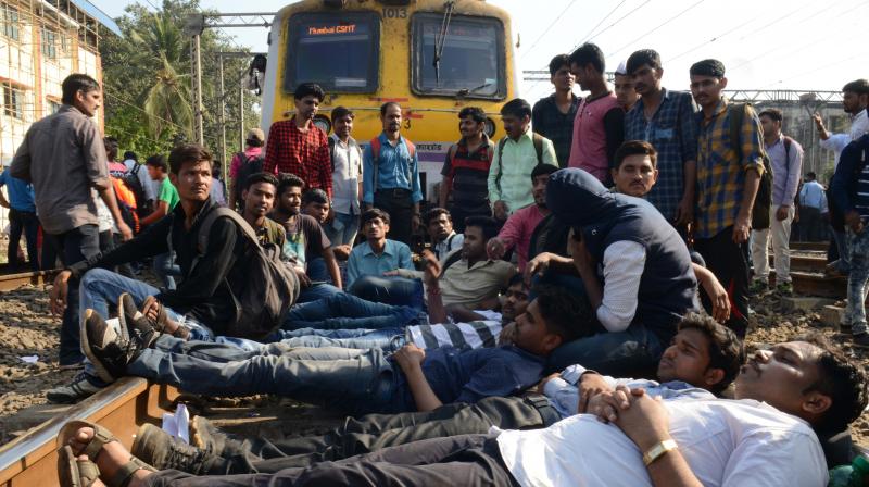 Mumbai students call off rail roko protest as Govt says apply for posts