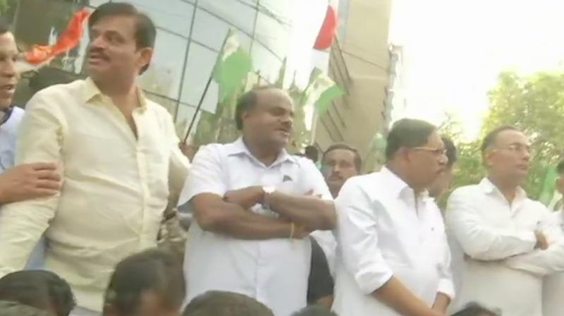 Karnataka CM leads Cong-JDS protest against IT dept after statewide raids