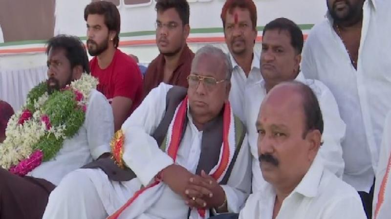 Tâ€™gana Cong leader along with party workers protest against Rahul\s resignation