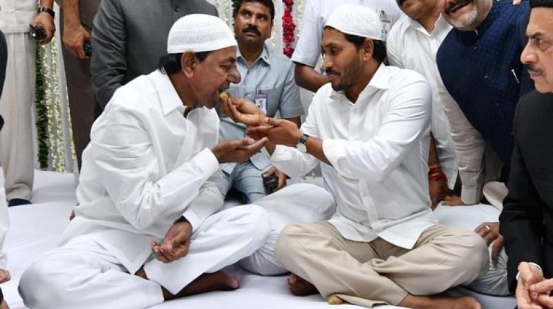 Andhra CM Reddy, Telangana CM Rao attend Iftar party hosted by Governor