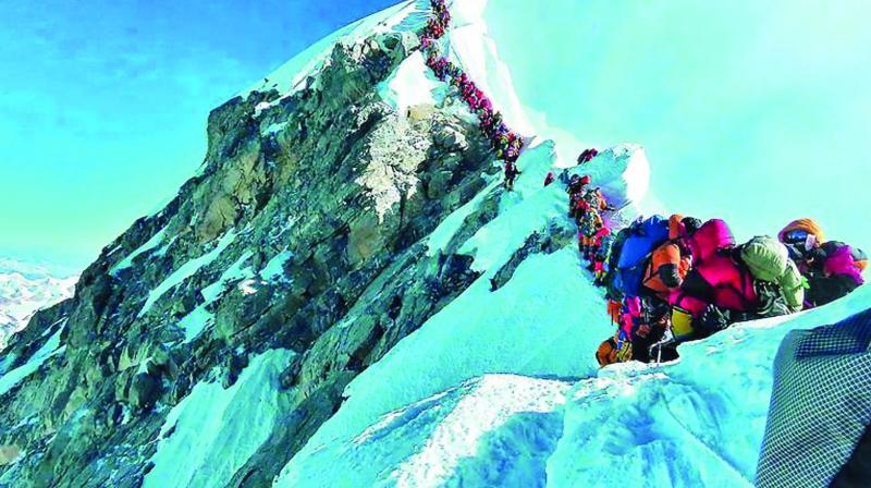 Novices blamed for Everest chaos