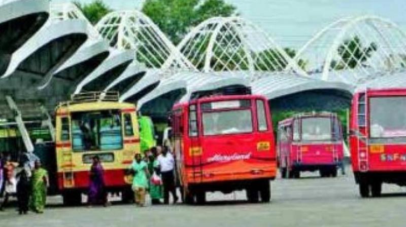 Vijayawada: Mob damages TSRTC bus, driver robbed
