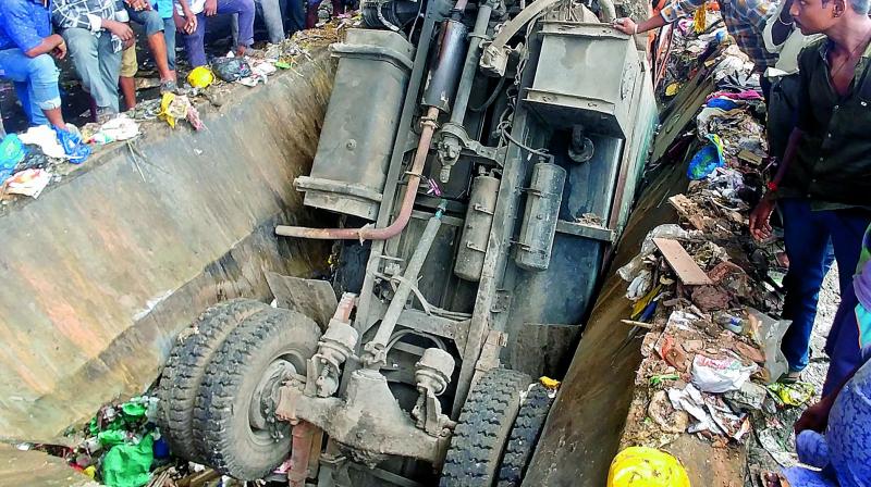 Hyderabad: 2 killed in garbage pit as lorry skids into it