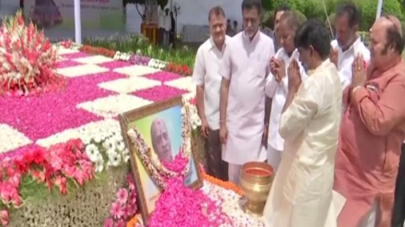 Telangana leaders offer prayers on PV Narasimha Rao\s 98th birth anniversary