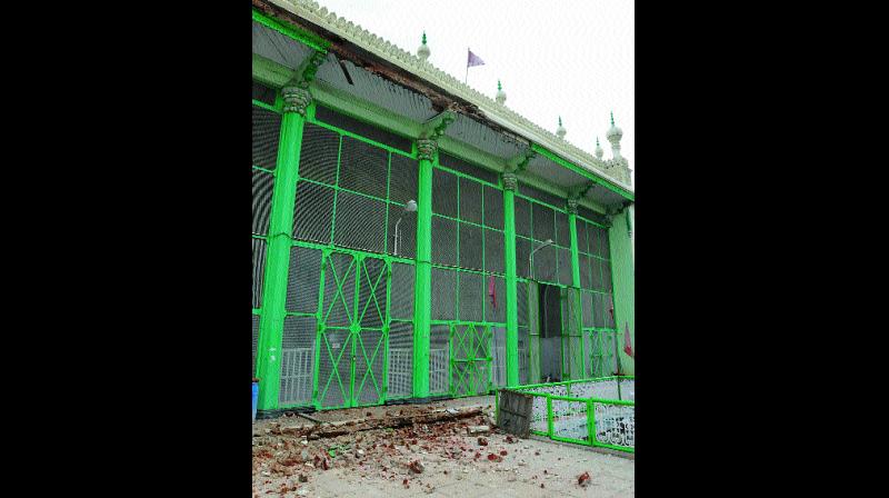 Badshahi beam collapses after rain