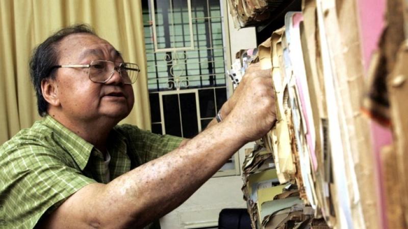 Former newspaper editor Seah Chiang Nee pictured at his home in Singapore in October 2005. (Photo: AFP)
