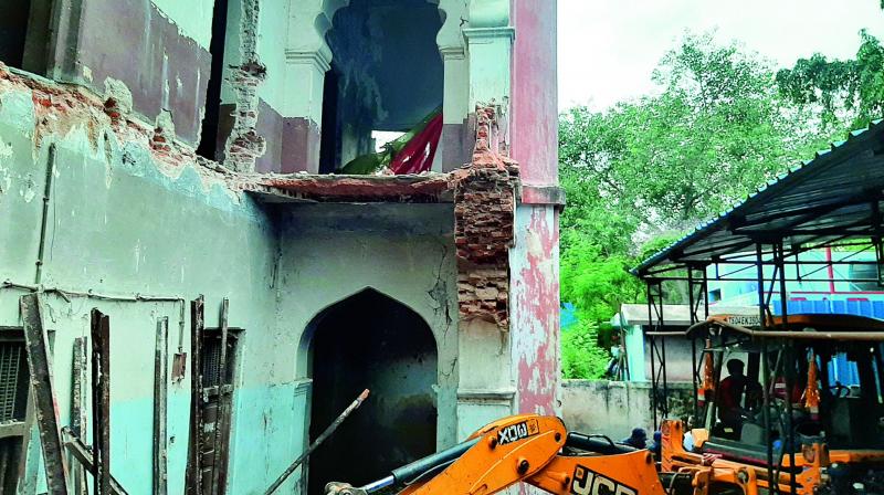 Hyderabad: Part of Nampally Sarai collapses, one injured