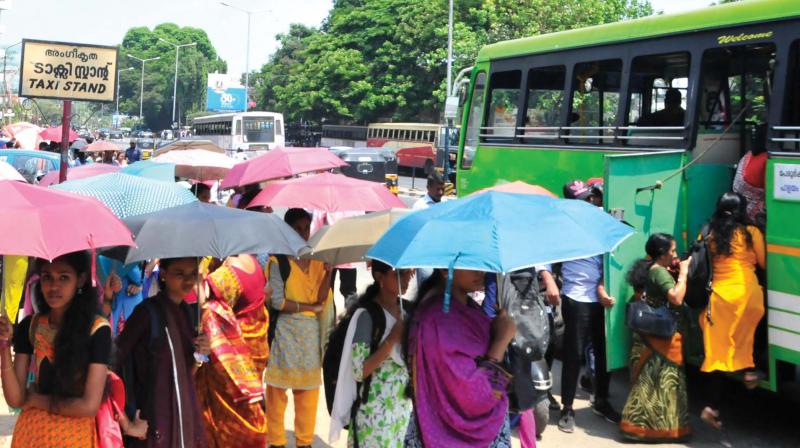 No shelter for commuters at Thampanoor, Statue Jn
