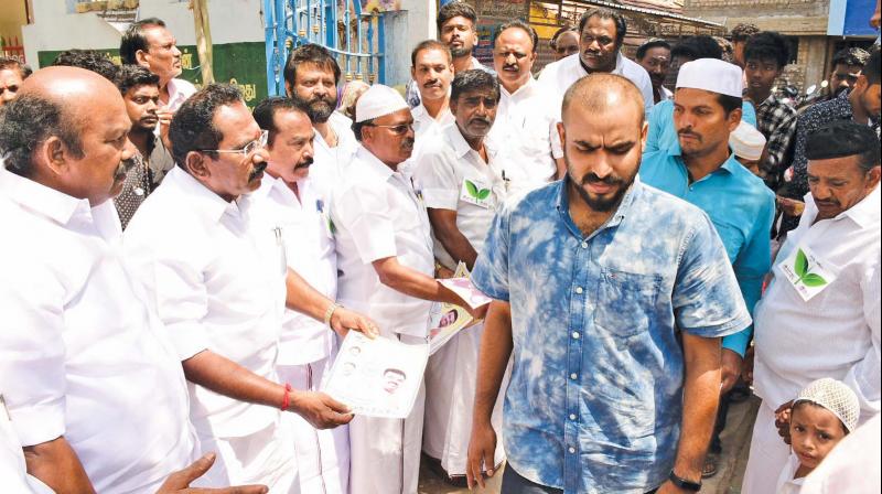 Madurai: Sellur Raju turned away from mosque