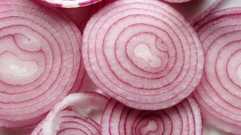 The non-toxic, biodegradable and biocompatible device takes advantage of the suitable piezoelectric properties of the onion skin. (Photo: Pixabay)
