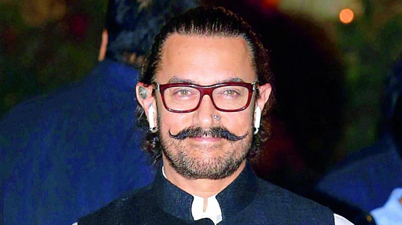 Aamir Khan gives a thumbs up  to Nitesh Tiwari