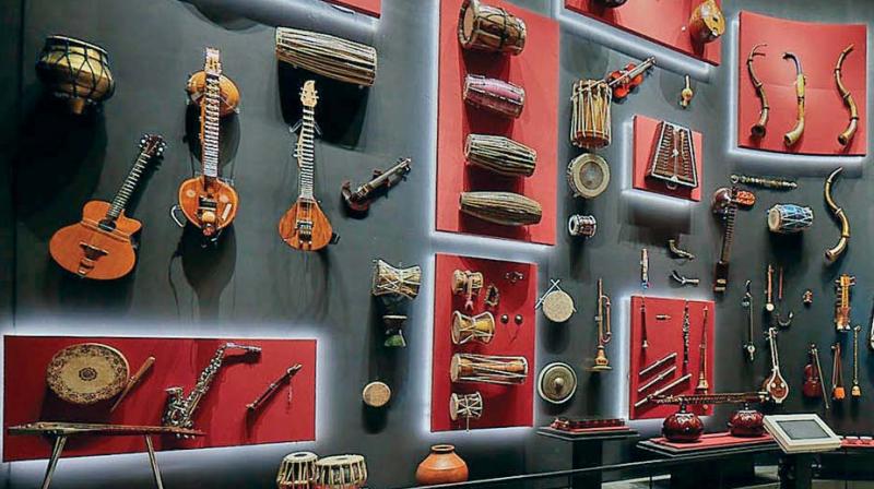 There are eight thematic galleries, including an instruments gallery with over 100 musical instruments, three mini theatres and several computer-based interactive installations that allow visitors to experience the process of making music.