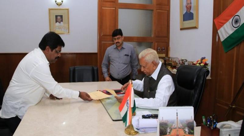 Inducted last month, Minister H Nagesh resigns in K\taka; offers support to BJP