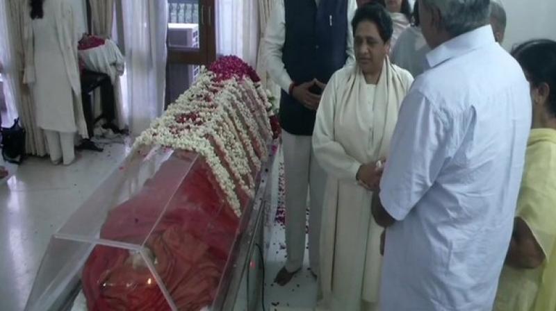 Mayawati pays her last respects to Sushma Swaraj