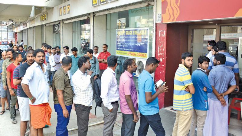 People throng an ATM on Anna Salai on Saturday. (Photo: DC)