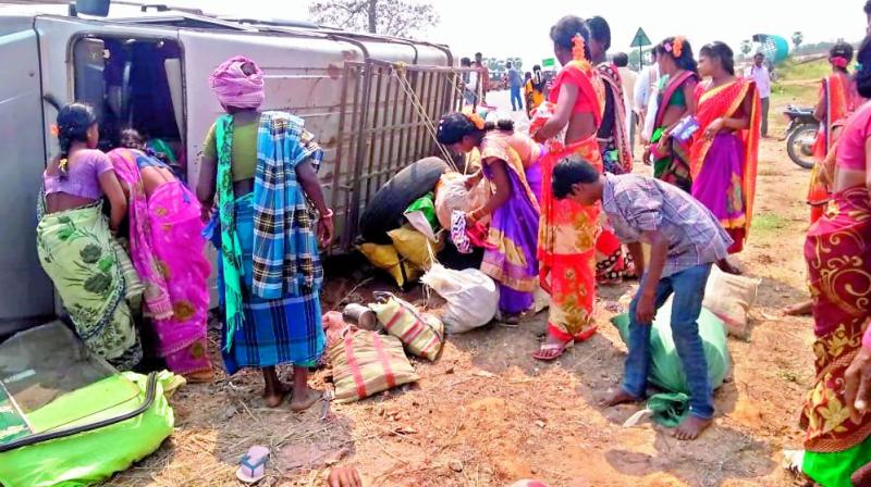 Warangal: 20 migrant workers hurt as overloaded vehicle turns turtle