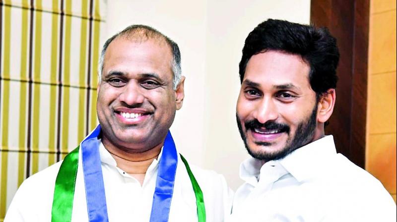Vijayawada:Potluri Vara Prasad joins YSRC