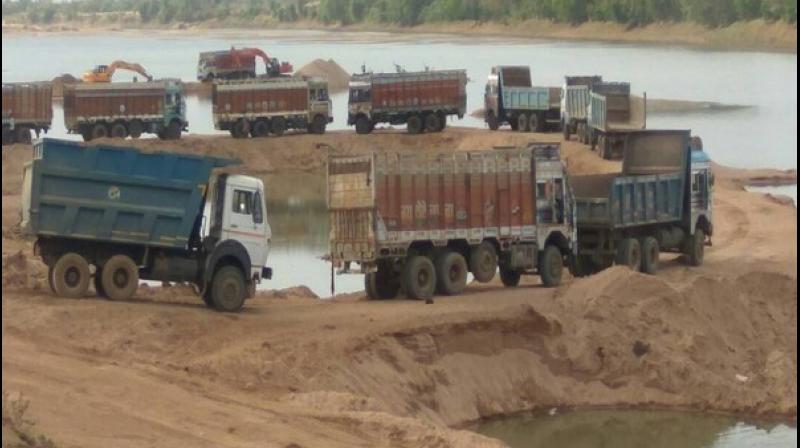 MP: On way to raid illegal sand mining site, Nayab Tehsildar attacked, 15 held