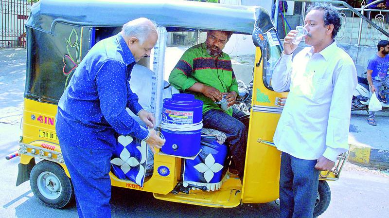 Hyderabad: Auto driver helps people quench thirst