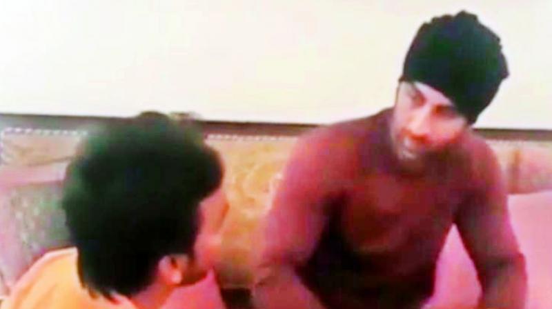Fan touches Ranbir Kapoorâ€™s feet, actor trolled