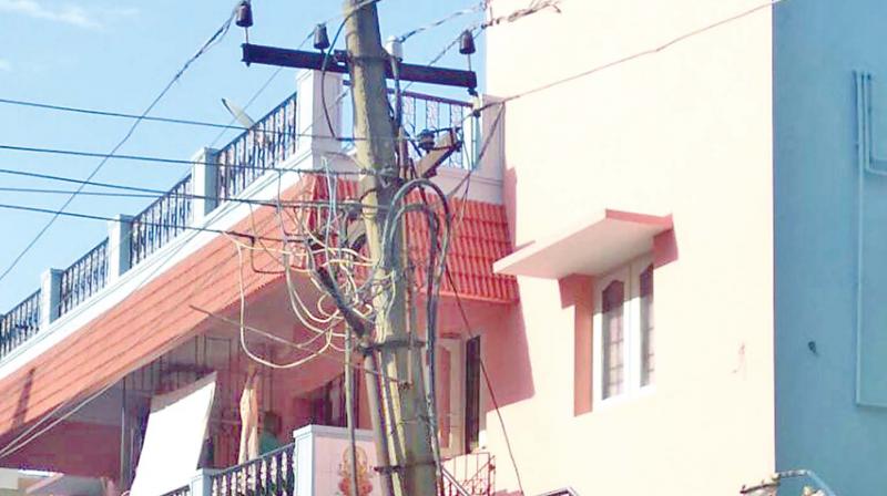 Dangling electric wires pose threat to pedestrians and residents. (Photo: DC)