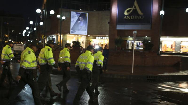 Police officers arrive to the Centro Andino shopping mall after it was rocked by and explosion in Bogota, Colombia. (Photo: AP)
